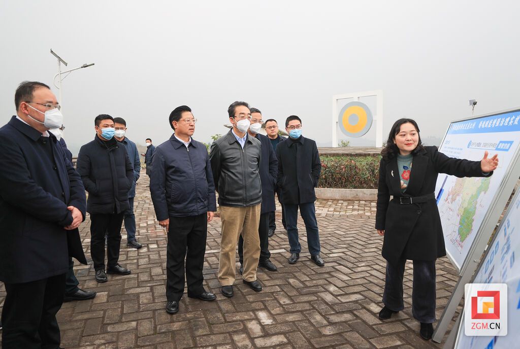 调研何市镇村级集体经济产业园.jpg