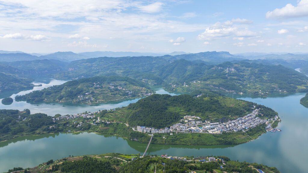 長江支流烏江流域貴州省銅仁市思南縣三道水土家族苗族鄉(xiāng)河段，蜿蜒曲折的江水與錯落分布的民居相映成景（無人機照片）。貴州省銅仁市融媒體中心記者申逸愷 攝.jpg