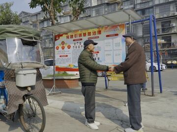 一包年货，三重温暖！看广汉街头巷尾的“好人接力”