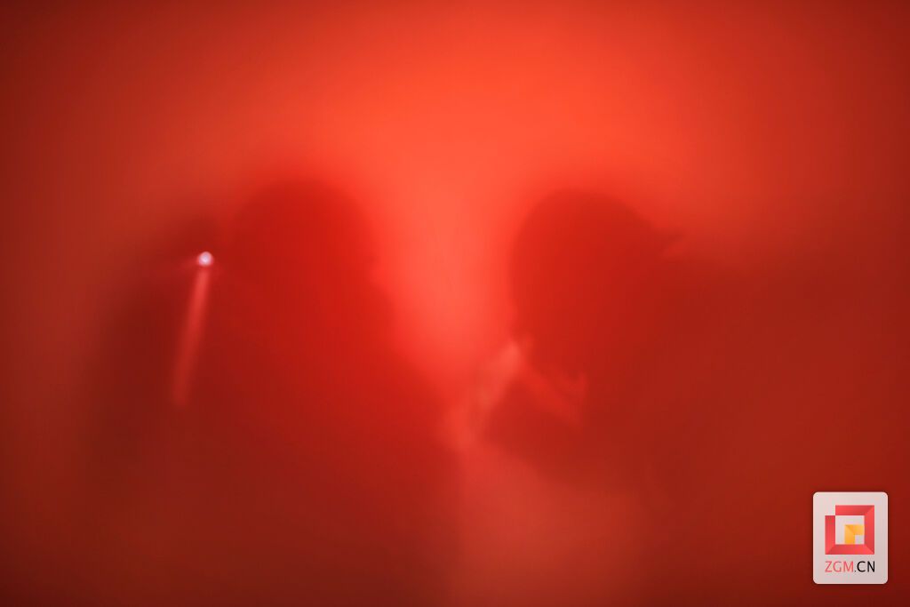 火灾发生现场能见度几乎为零。消防战士凭借专业技能在现场开展营救，为等待救援的人们带来希望。