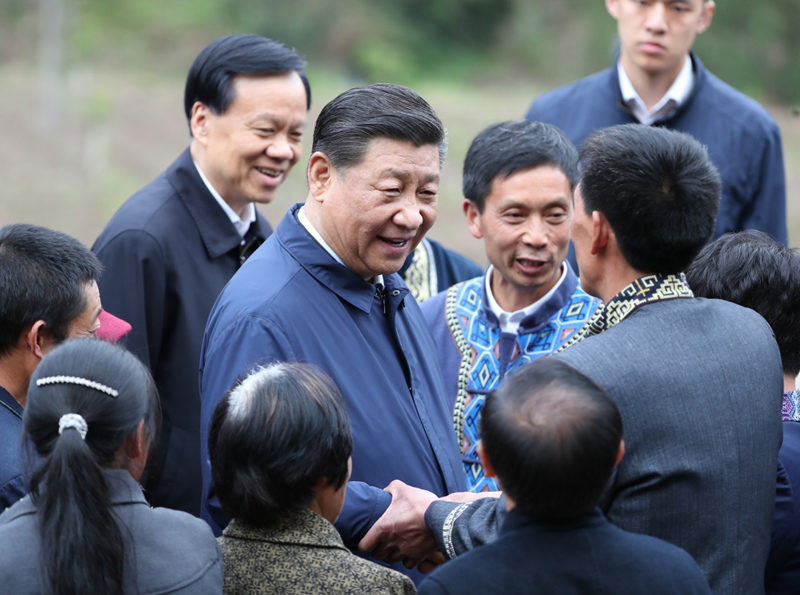 2019年4月15日至17日,，中共中央總書記、國家主席,、中央軍委主席習(xí)近平在重慶考察,，并主持召開解決“兩不愁三保障”突出問題座談會。這是4月15日下午,，習(xí)近平在石柱土家族自治縣中益鄉(xiāng)華溪村同村民親切交流,。新華社記者 丁海濤 攝