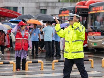 【光影盐都】暴雨护考 藏蓝同行 自贡公安全力护航2026高考