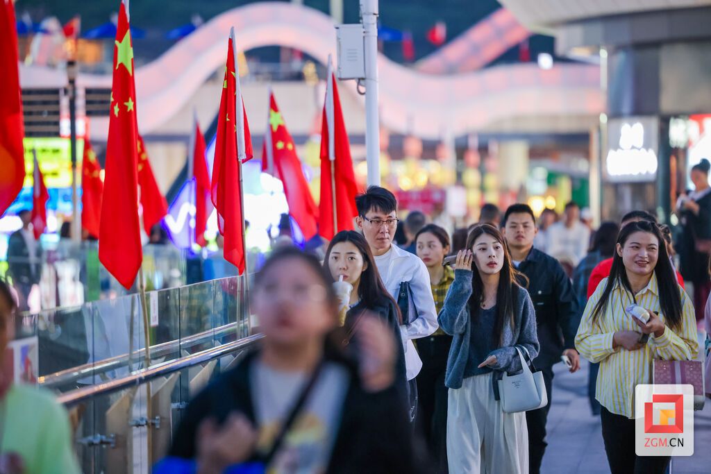 掛國旗！迎國慶！自貢街頭“中國紅”拉滿節(jié)日氛圍 記者 宋姿熠 攝 (1).jpg