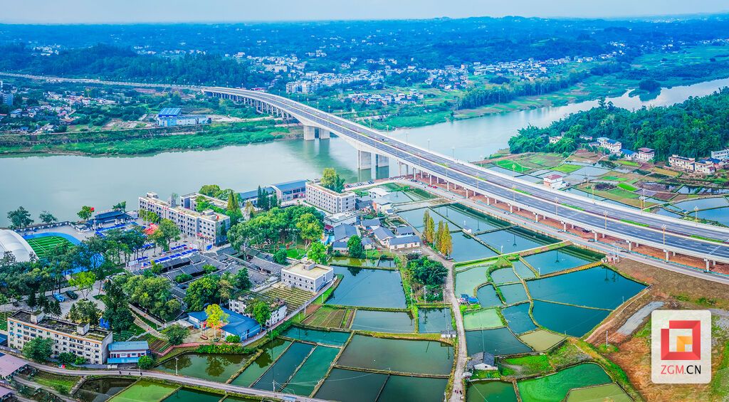 富顺卷坝村，星罗棋布的鱼塘如镶嵌于大地的明镜，与蜿蜒的沱江共同呼吸 记者 宋姿熠 摄.jpg