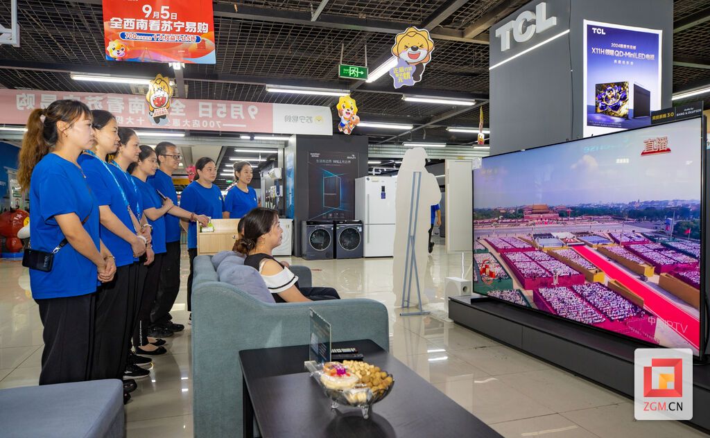 苏宁易购工作人员观直播.摄影叶卫东白可.jpg