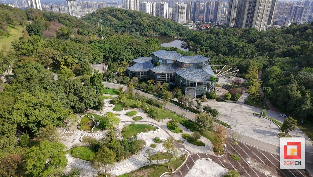 圖為鹽都植物園內(nèi)自貢首座全玻璃植物展覽溫室.jpg