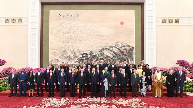 2019年4月26日,习近平主席和夫人彭丽媛在北京人民大会堂举行宴会,欢迎出席第二届“一带一路”国际合作高峰论坛的外方领导人夫妇及嘉宾。这是习近平和彭丽媛同外方领导人夫妇及嘉宾合影留念。