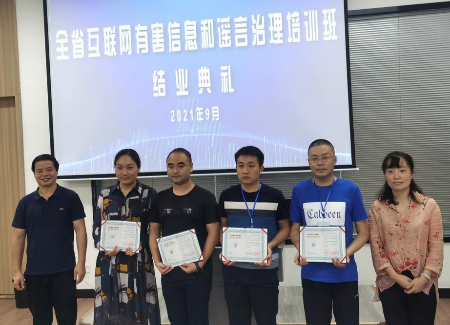 学员领取结业证书。