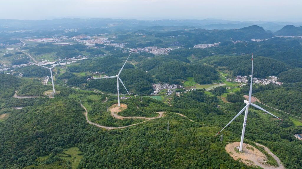 航拍的貴州省銅仁市萬山區(qū)高樓坪侗族鄉(xiāng)青年湖村拍照打卡。貴州省銅仁市融媒體中心記者 申逸愷 攝.jpg