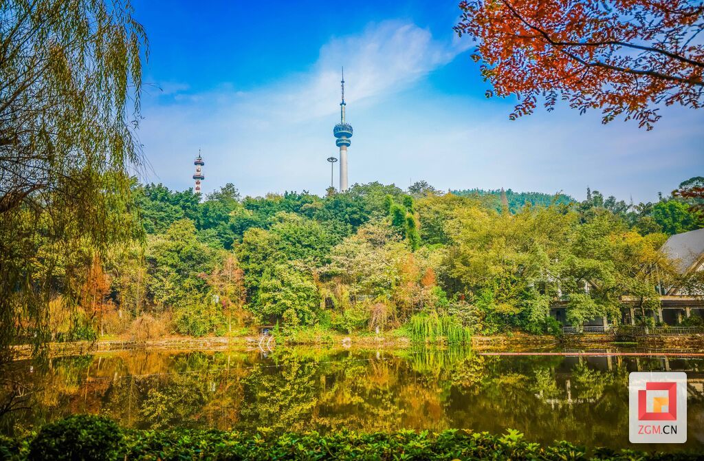 西山公園公園內(nèi)層林盡染，景色宜人。電視塔與林色相映成韻，在樹木的點(diǎn)綴之下，處處色彩斑斕，宛如一幅絢麗多彩的油畫，美不勝收.jpg