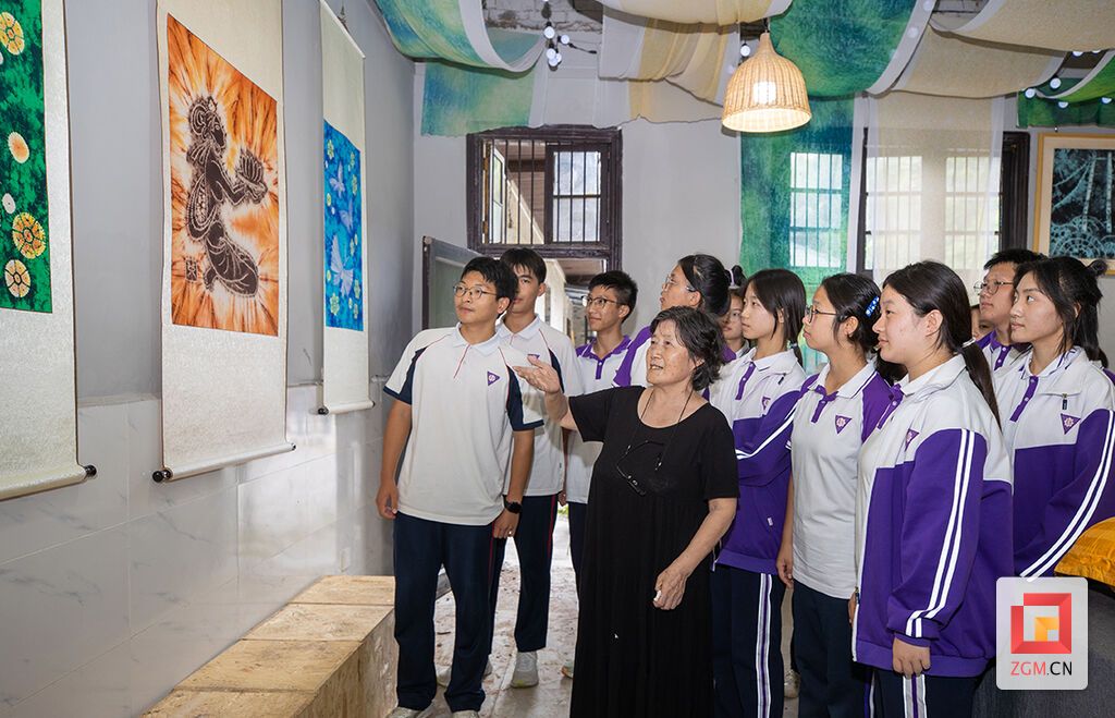 (13)与蜀光学子解读扎染作品的创意和扎染技艺.jpg