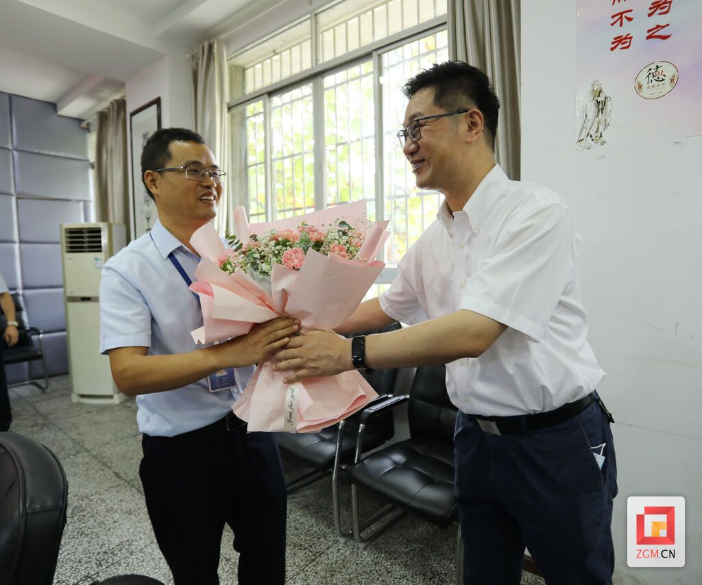 市委副书记、市长曾洪扬到江姐中学看望慰问教师