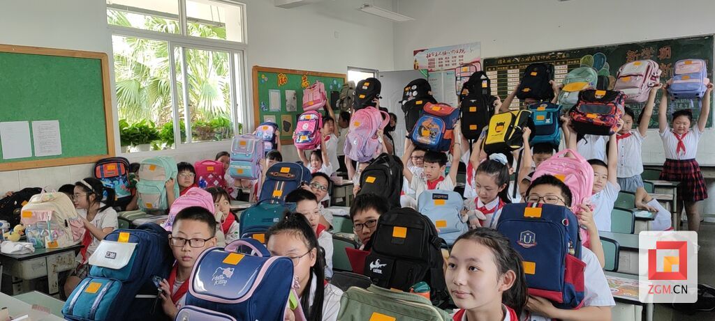 書包沾上反光標(biāo).jpg
