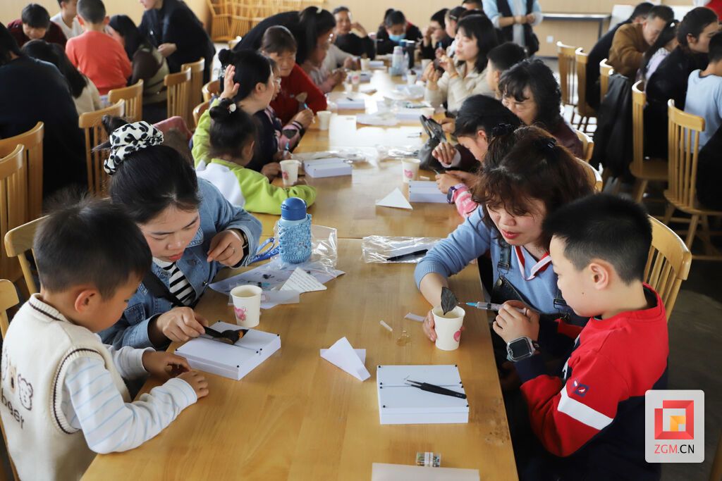 亲子制作 记者  陈凡逸 摄.JPG