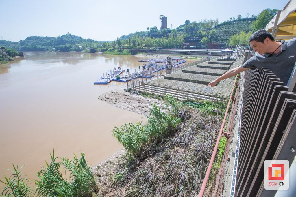 河堤高约四至五米