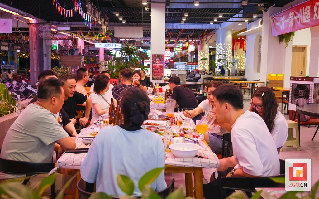 食客欢聚华商夜市共享夜宵,热闹人间烟火彰显自贡夜间消费活力 记者 宋姿熠 摄.jpg