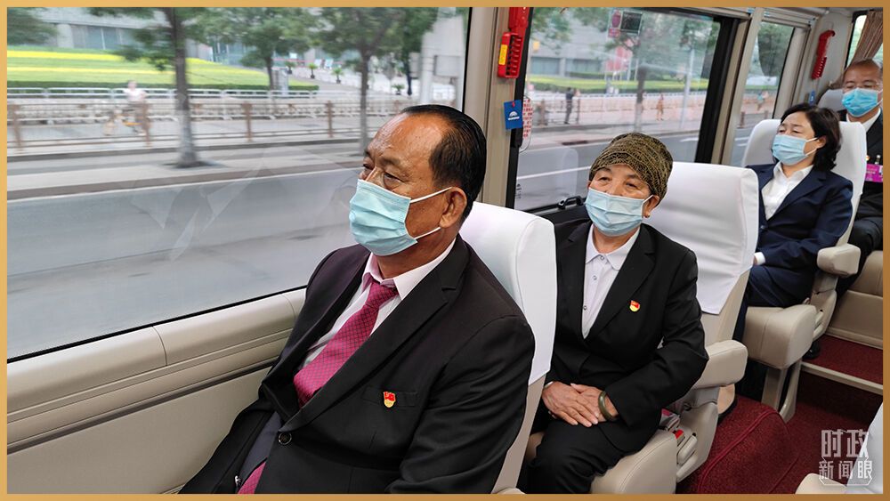 △ “七一勋章”获得者王书茂（左一）、王兰花（左二）乘坐礼宾车前往大会堂。（总台央视记者胡玮拍摄）