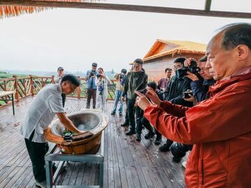【图片新闻】用镜头记录“中国至美茶园” 全国摄影记者走进雅安