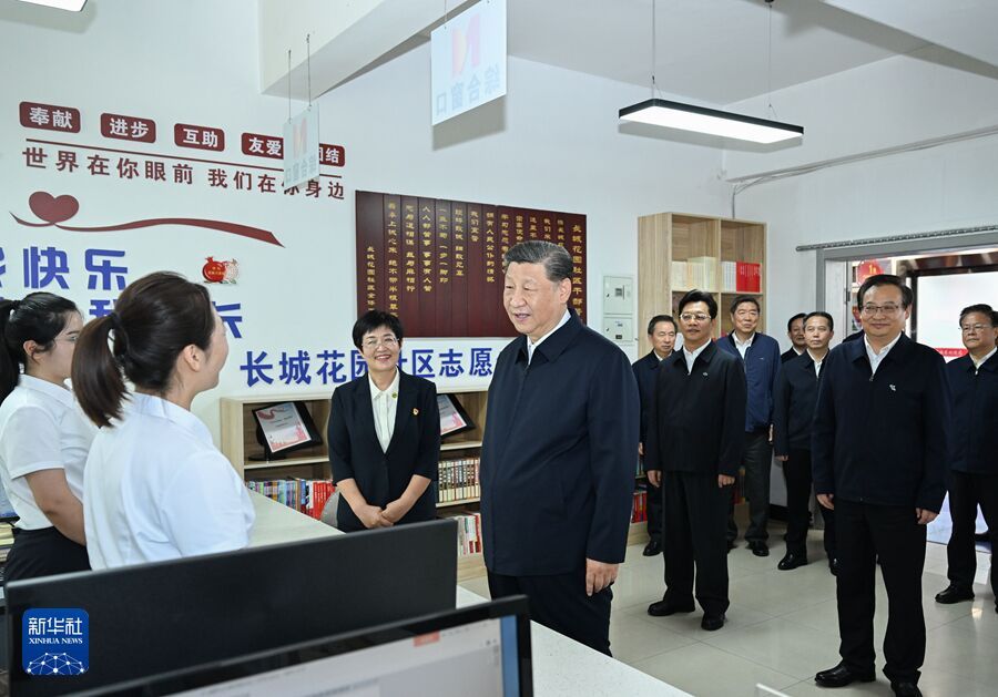 2024年6月19日下午,,習(xí)近平在寧夏銀川市金鳳區(qū)長城花園社區(qū)黨群服務(wù)中心便民服務(wù)廳了解社區(qū)開展便民惠民服務(wù)等情況。新華社記者 謝環(huán)馳 攝