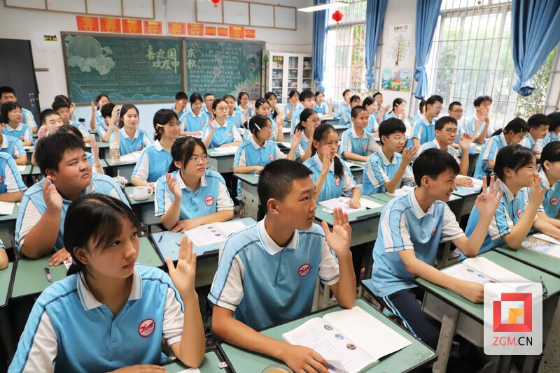 学生进行开学第一课 记者 陈凡逸 摄.JPG