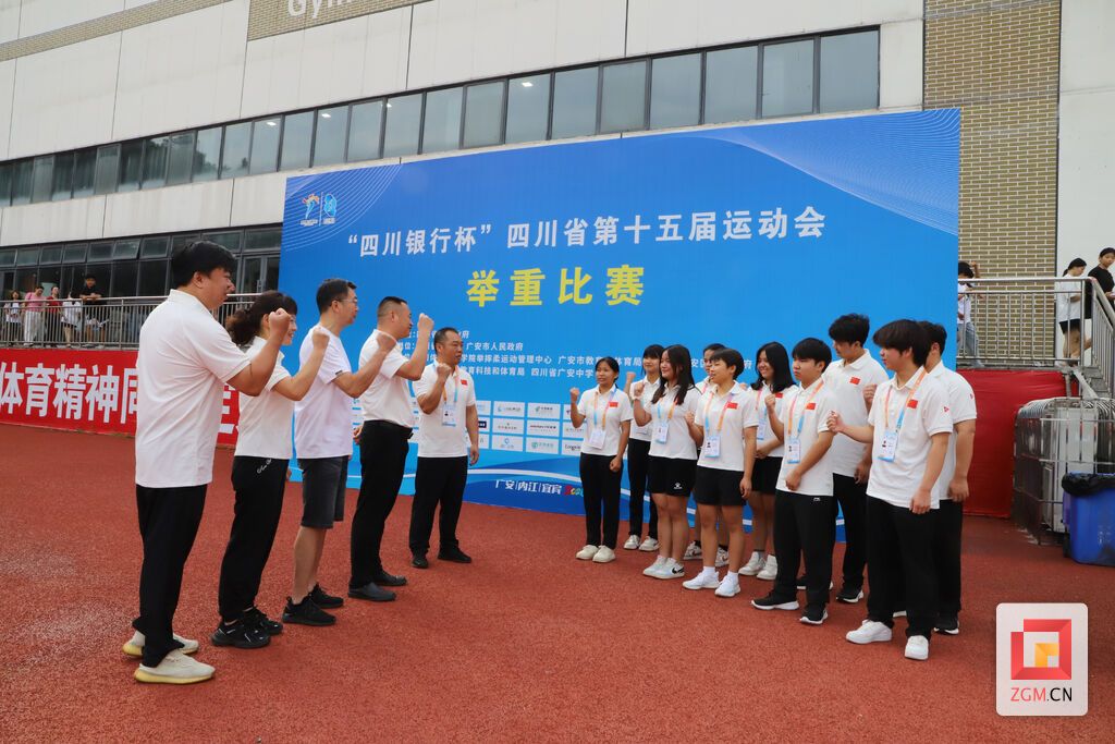 在广安参赛的自贡举重队 记者 陈凡逸 摄.JPG
