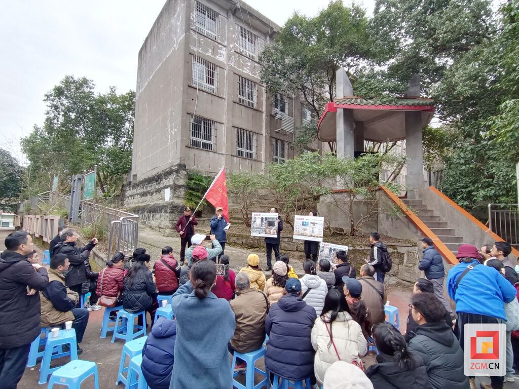 聆听盐史研究专家陈星生讲座 记者 陈凡逸 摄.jpg