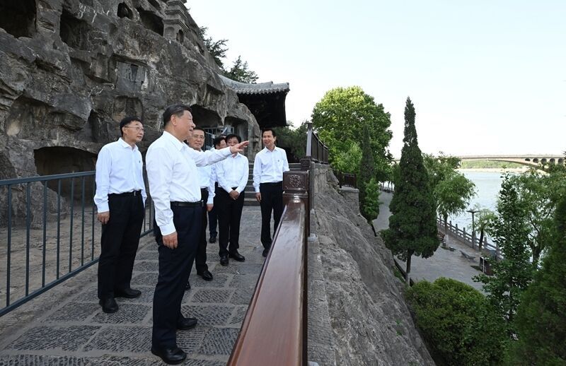 2025年5月19日至20日，中共中央總書記、國(guó)家主席、中央軍委主席習(xí)近平在河南考察。這是19日下午，習(xí)近平在洛陽龍門石窟考察。新華社記者 謝環(huán)馳 攝