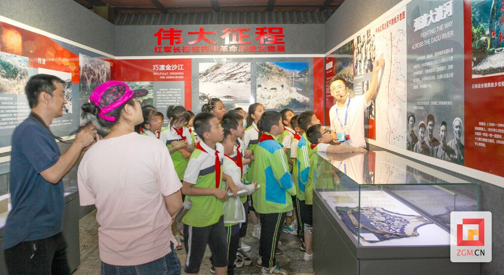 学生参观盐业历史博物馆展览
