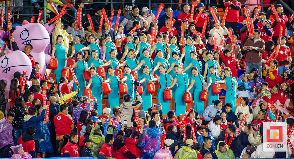 现场球迷表演 记者 叶卫东 摄.jpg