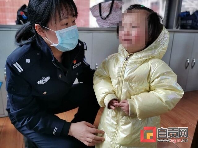 民警準(zhǔn)備送小女孩兒回家.jpg