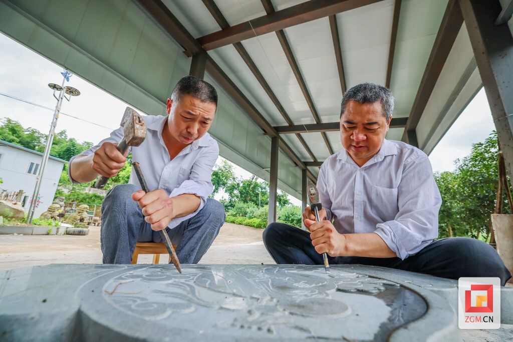 徐氏雕刻藝術(shù)第五代傳承人徐紅梅（右）和徐光華.jpg