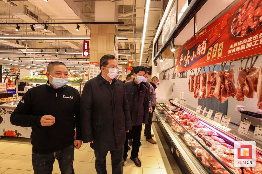 范书记在永辉超市督导疫情防控、食品和消防安全、节日市场生活物资供应工作开展情况.jpg