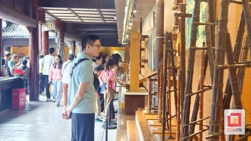 游客观看天车模型.jpg