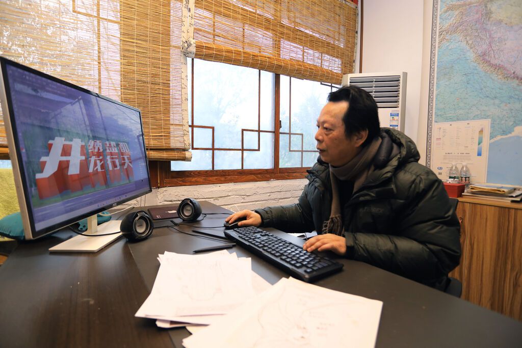 設(shè)計師認真審閱作品.JPG