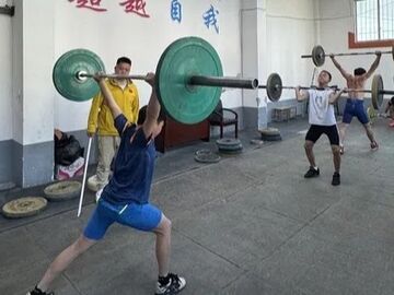 杠铃下的梦想！凉山甘洛举重队的破茧之路