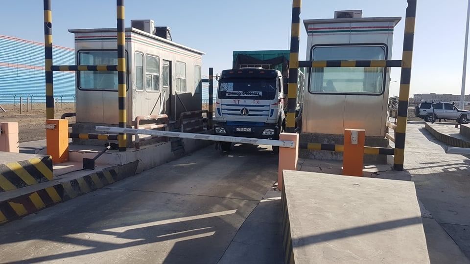 3月30日,蒙古国西伯库伦口岸顺利恢复向中国策克口岸出口煤炭。图为在蒙古国西伯库伦口岸,集装箱运煤车准备出境。(蒙古国西伯库伦海关供图)