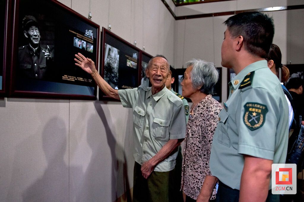 抗戰(zhàn)老兵谷雅橋觀展時感慨萬千.jpg