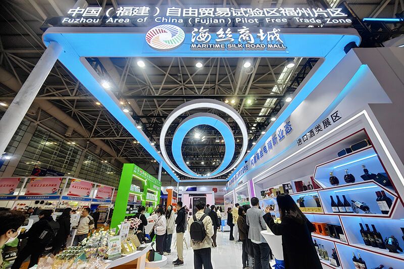 2024年3月18日,第四屆中國跨境電商交易會在福建福州開幕,。展會聚焦“鏈接跨境全流域 共建電商新生態(tài)”,,集聚全國80余個(gè)外貿(mào)產(chǎn)業(yè)帶的上千家供應(yīng)鏈企業(yè)。