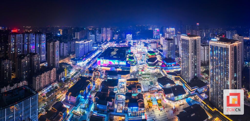 裸眼3D大屏的光影、釜溪里的灯彩、美食街的热气，在航拍镜头里汇成自贡最热闹的夜间图景  记者 宋姿熠 摄.jpg