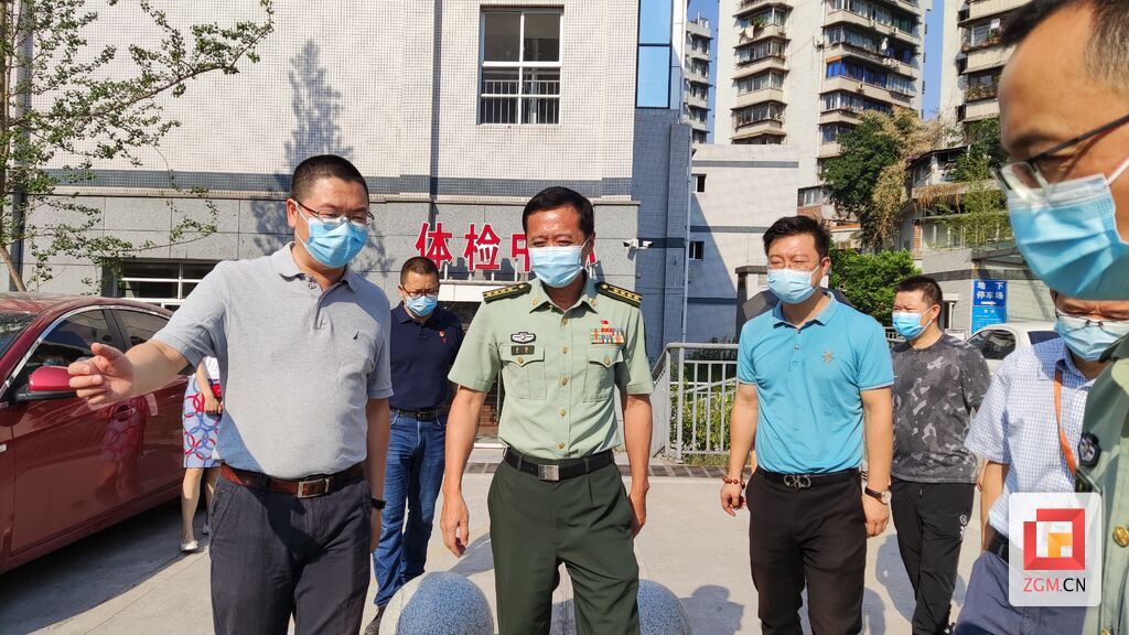 秦磊在自贡市第三人民医院检查贡井区征兵体检及疫情防控工作
