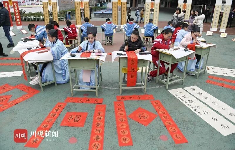 图片南充市蓬安县实验小学开展读书活动。川观新闻记者  李向雨 摄