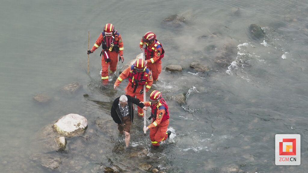 富顺救援被困老人+(1).jpg