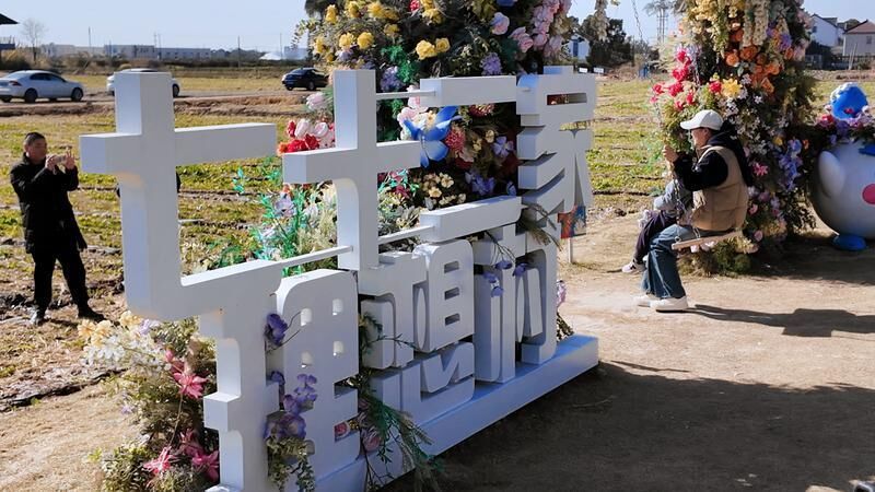 （浏南村图片说明2）游客在七十二家理想村“打卡”。（苏州日报记者 王泽雨 摄）.jpg