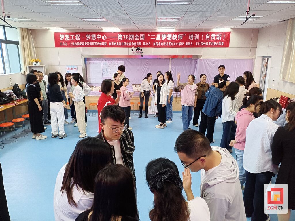 一起探讨 记者 陈凡逸 摄.jpeg