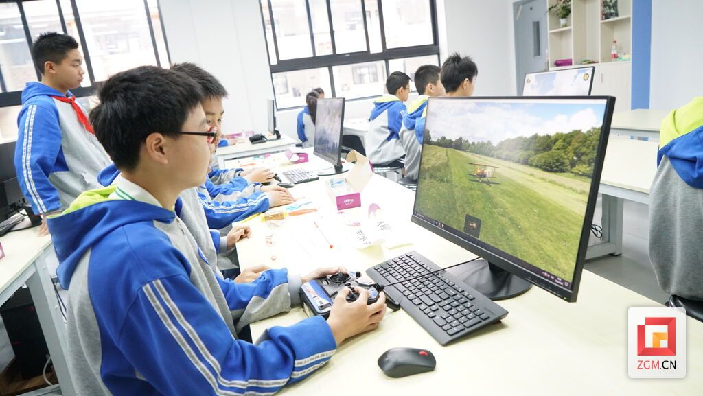 寓教于乐(龙湖中学供图).jpg