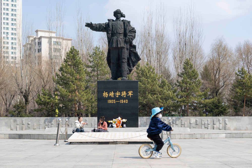 这是2025年4月8日拍摄的哈尔滨市道外区靖宇街东端的靖宇公园。新华社记者 谢剑飞 摄.jpg