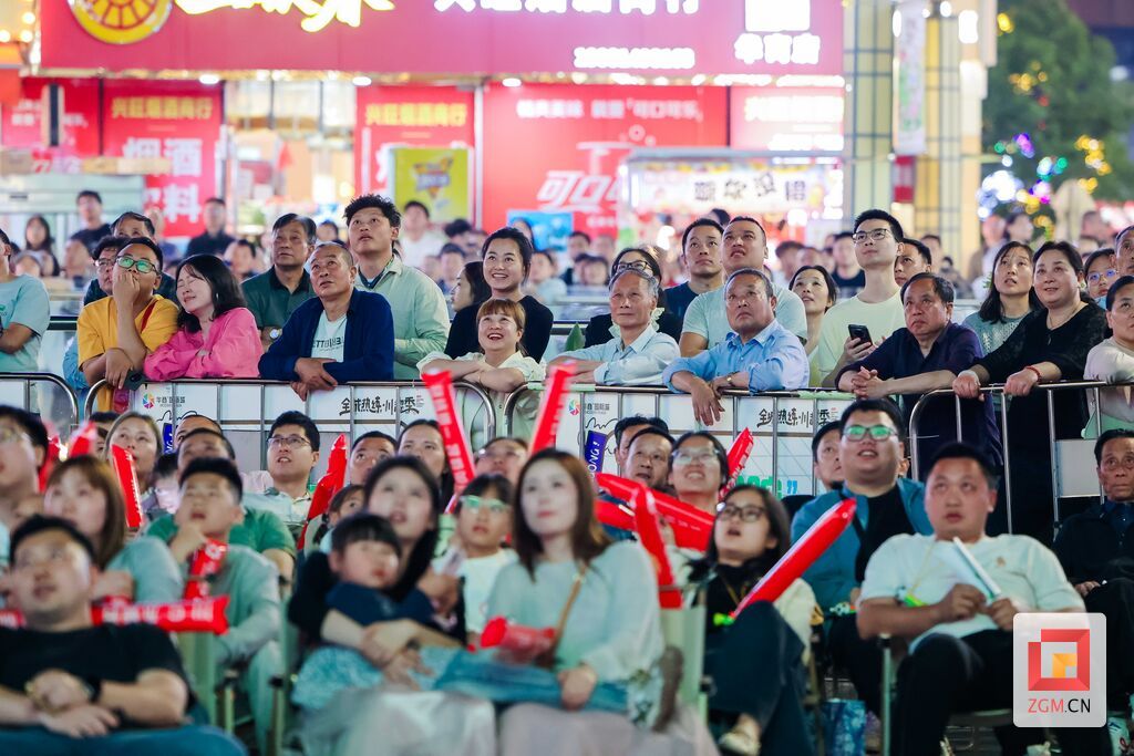 城市大屏同步直播,自贡球迷凝神观赛气氛热烈 记者 宋姿熠 摄.jpg