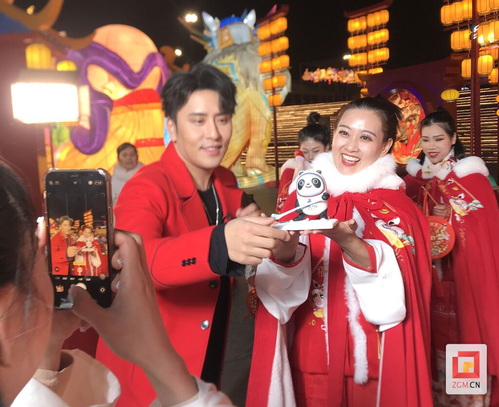 胡偉康泥雕作品冰墩墩在現(xiàn)場受追捧.jpg