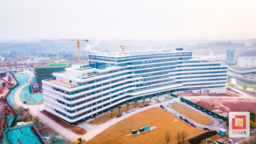 科创中心弧形建筑迎光而起 记者 宋姿熠 摄.jpg