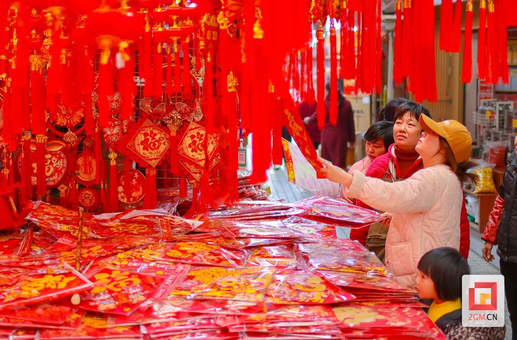 市民选购春联置办年货 记者 宋姿熠 摄.jpg